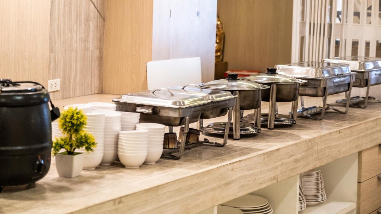 The Airport Courtyard Suvarnabhumi Airport Bangkok Exterior foto A row of chafing dishes